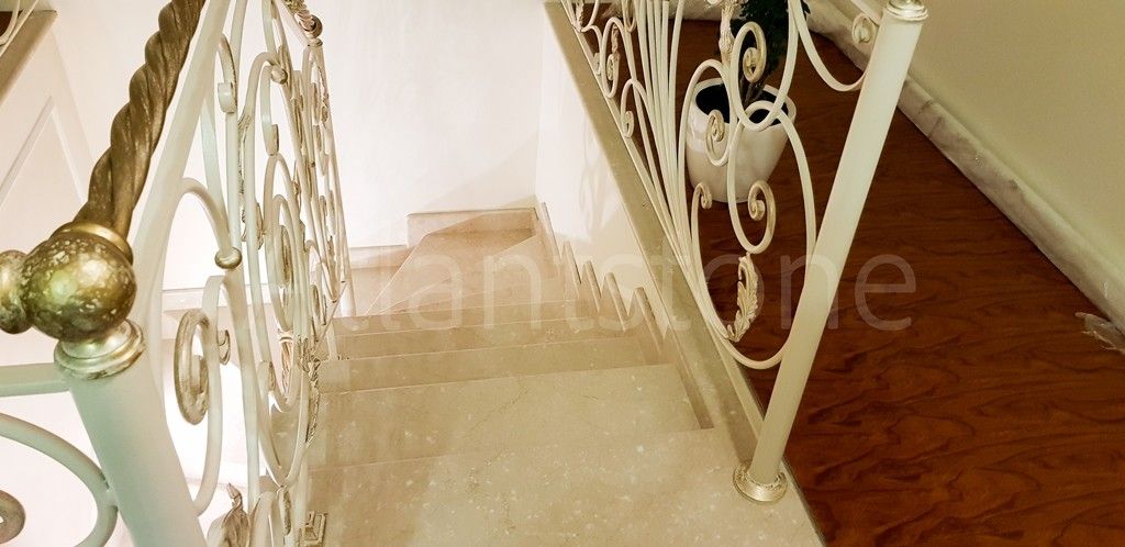 Лестница из мрамора Botticino Semiclassico